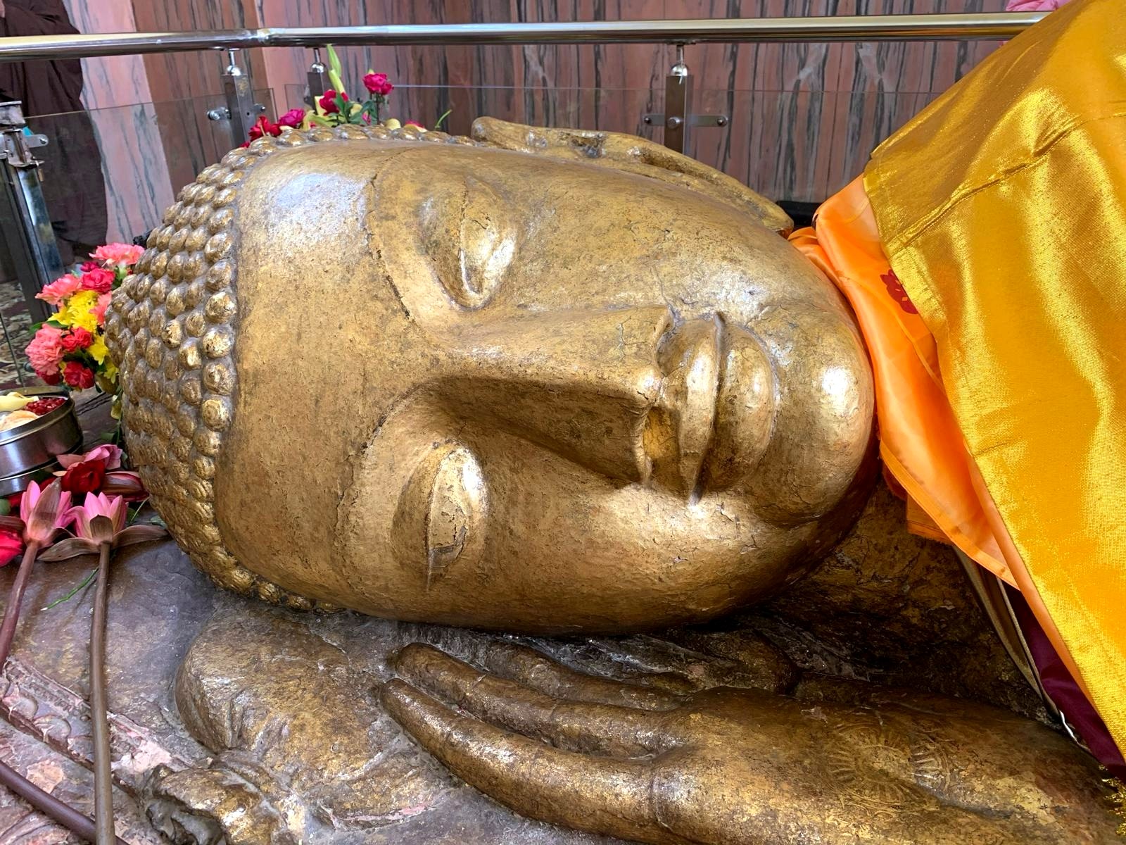 大涅槃寺內佛陀大涅槃臥佛像頭部特寫