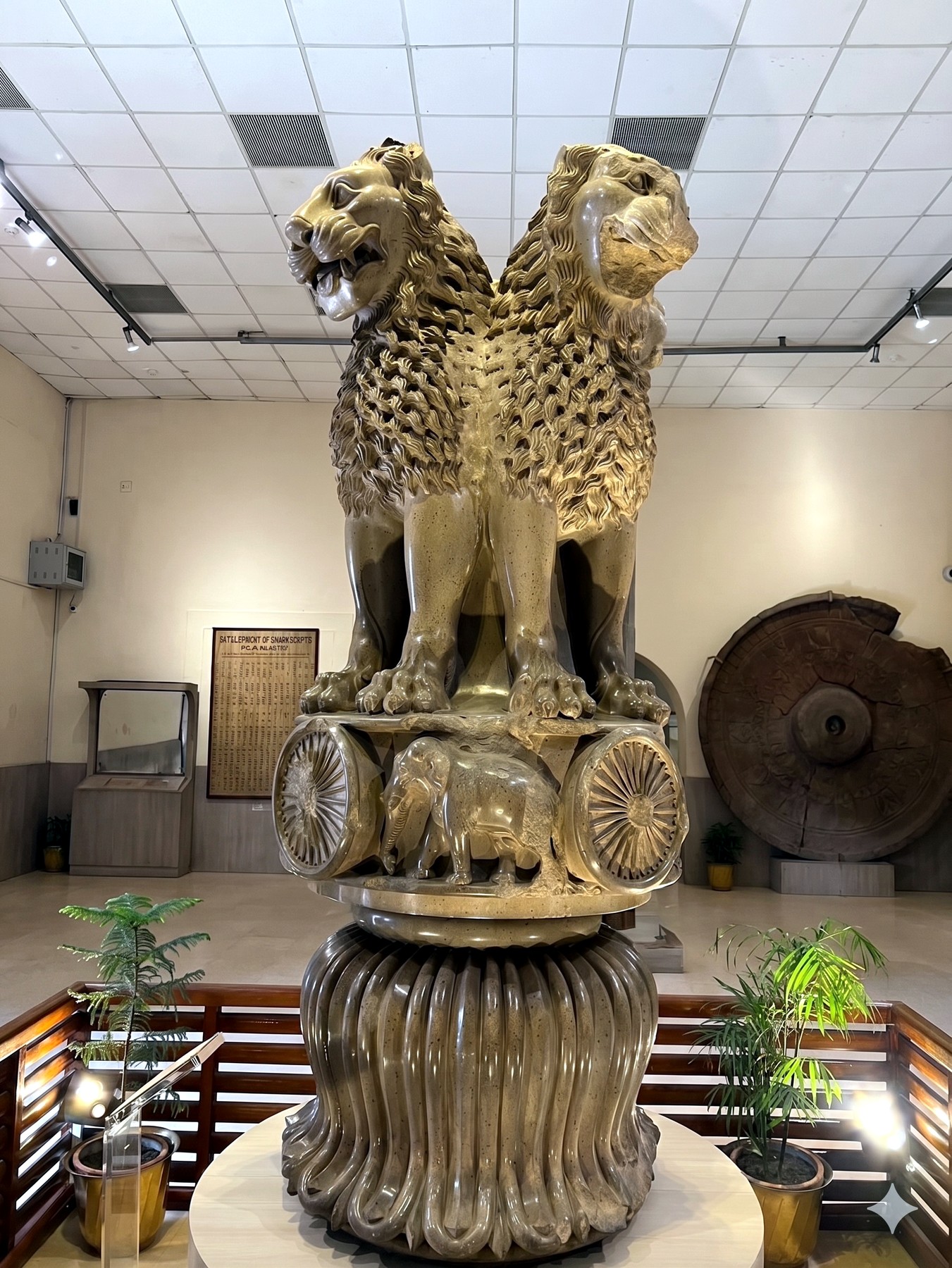 鹿野苑考古博物館中央大廳內阿育王石柱獅子柱頭